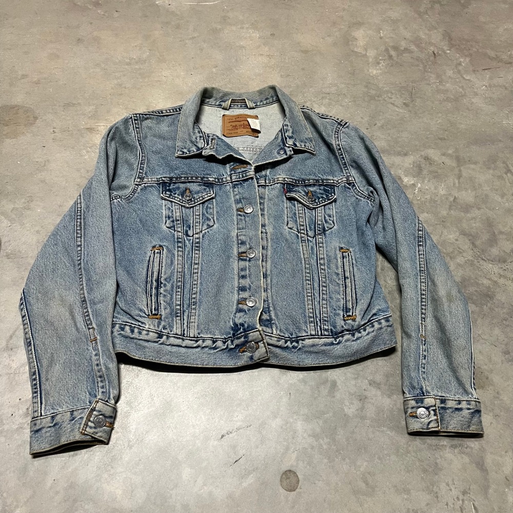Vintage Levis 77434-0220 Denim Trucker Jacket Light Wash Blue USA Made Medium